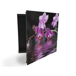 Glasdekor skříňka na klíče - květy temně fialové orchideje nad hladinou